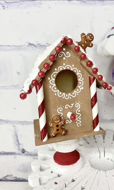 Birdhouse Painting Ideas Christmas, Birdhouse Gingerbread House Diy, Diy Birdhouse Christmas Village, Gingerbread House Birdhouse, Bird House Christmas Decor, Diy Christmas Bird Houses, Bird House Gingerbread Houses, Gingerbread Bird House, Birdhouse Gingerbread House