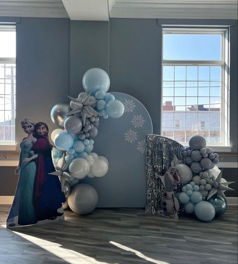 Frozen Backdrop Birthday, Elsa Backdrop Frozen Theme, Frozen Birthday Party Backdrop, Frozen Backdrop Ideas, Frozen Birthday Backdrop, Frozen Party Backdrop, Frozen Balloon Decorations, Frozen Backdrop, Frozen Balloons