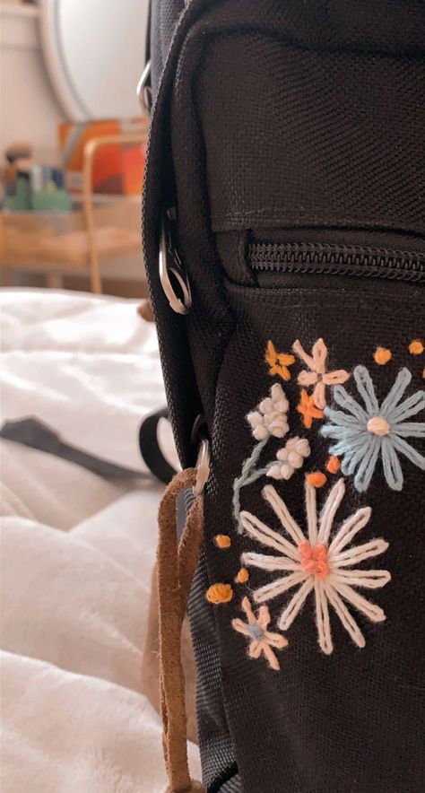 Bookbag Embroidery Ideas, How To Embroider A Backpack, Embroidery On School Bag, School Bag Embroidery Ideas, Black Backpack Embroidery, Black Backpack Decoration Ideas, Jansport Backpacks Embroidery, Embroidered Backpack Ideas, Embroidery Backpack Jansport