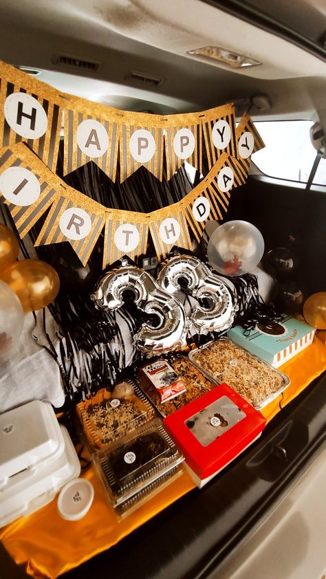 Car Trunk Surprise is a new, pretty, fun and aesthetic way to surprise someone. Car Surprise Ideas, Car Trunk Surprise Ideas, Car Surprise, Decoration With Balloons, Bday Plans, Surprise Birthday Decorations, Trunk Party, Surprise Ideas, Birthday Party Decorations For Adults