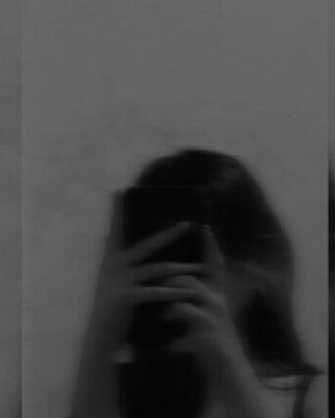 Aesthetic Girl Pfp No Face, Blur Picture, Blurred Aesthetic, Girl Mirror, Mirror Shot, Instagram Profile Picture Ideas, Girls Mirror, Dark Nature, Shadow Photos