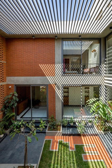 Gallery of An Urban House / MISA ARCHITECTS - 2 Inclined Studio, Urban House, House Design Trends, Architecture Elevation, Tropical Architecture, Vernacular Architecture, Family Of Three, Indian Homes, Courtyard House