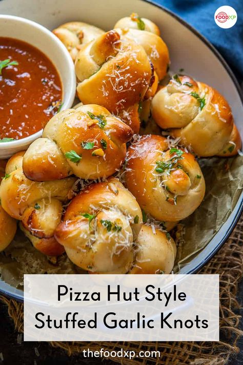 Pizza Hut Garlic Bread, Stuffed Garlic Knots, Garlic Knot Recipe, Garlic Knot Pizza, Garlic Parmesan Knots, Garlic Knots Recipe, Artisan Bread Recipes, Garlic Knots, Bread Shaping