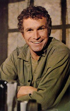 Trapper Mash Characters, Wayne Rogers, Mash 4077, Alan Alda, Artist Film, Last Ride, Film Music, Great Tv Shows, Old Tv Shows