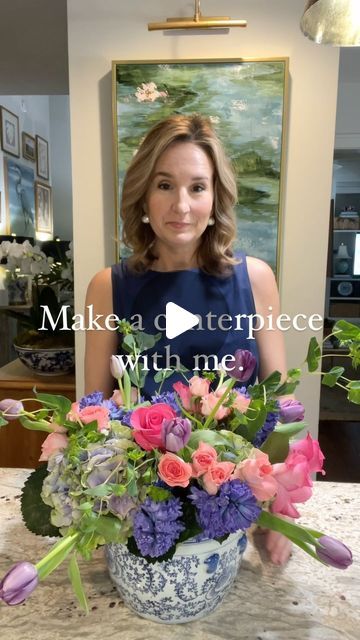 Kendal Blanchard (ABSTRACT ART and INTERIORS) on Instagram: "Save this post for some easy, no-fail floral centerpiece helpful tips!  I like to choose low and wide vessels to arrange my flowers in. This way guests can see each other over the centerpiece. I love to make a grid with floral tape or masking tape to help the flowers stay in place.   I always start with hydrangeas. They are a large flower that can fill a bowl quickly while also keeping smaller flowers from flopping around in your vase. Pro tip: make a cut lengthwise up the hydrangea’s stem. They like lots of water and this will keep them fresh up to two weeks or longer.   Want your roses to pop? Try turning the stem upside down and twirling the rose in between your palms. This will cause the petals to loosen and open up quickly. Low Vase Floral Arrangements, How To Arrange Flowers In A Vase, Tulips Arrangement, Floral Centerpiece, Floral Tape, Floral Centerpieces, Large Flowers, The Rose, Masking Tape