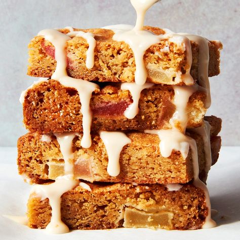 Delish Brown Butter Apple Blondies, Apple Blondies Recipe, Rosh Hashanah Desserts, Apple Bread Pudding Recipe, List Of Desserts, Apple Blondies, Brown Butter Frosting, Blondies Recipe, Honey Cake