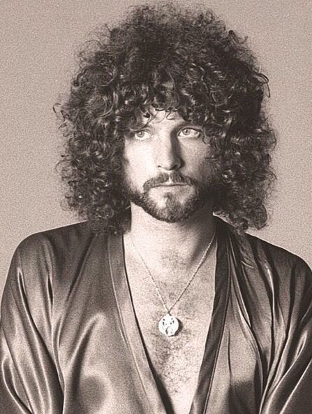 Lindsey Buckingham, rockin' the big hair of the 70's like no other. 1970s Mens Hairstyles, Stevie Nicks Lindsey Buckingham, Buckingham Nicks, Stevie Nicks Style, Lindsey Buckingham, Stevie Nicks Fleetwood Mac, Rock Legends, Fleetwood Mac, Stevie Nicks