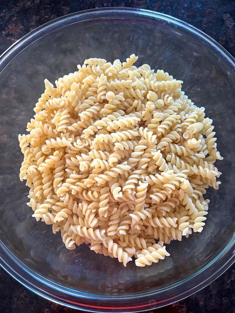 Want to learn How To Cook Pasta In The Microwave? It's super easy! And the pasta comes out perfectly cooked. You'll love the convenience of this recipe. Microwave Pasta Cooking pasta in the microwave is a super fast and easy way to whip up a tasty meal. It saves time because you don't have to wait for a big pot of water to boil on the stove. All you need is a microwave-safe bowl, some water, and your favorite pasta. It's a great option for when you're feeling hungry and don't want to wait ... Pasta In The Microwave, Microwave Rice Krispie Treats, Taco Pasta Recipes, Microwave Pasta, Microwave Meals, Best Potato Salad Recipe, Penne Pasta Recipes, Dorm Food, Cooking Spaghetti