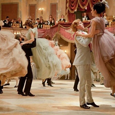 Ball Dance Aesthetic, Grunge Room Aesthetic Dark, Grunge Room Aesthetic, Anastasia Aesthetic, Room Aesthetic Dark, Bridgerton Costumes, Ballroom Aesthetic, Twelve Dancing Princesses, Ballet Gif