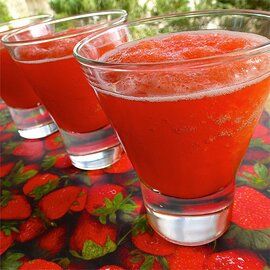 Strawberry Punch Recipes, Slush Punch, Christmas Drinks Alcohol, Non Alcoholic Punch, Slushie Recipe, Alcoholic Punch, Sugar Free Jello, House Parties, Party Punch