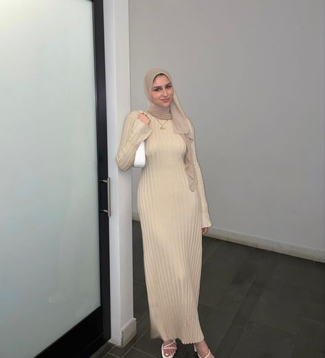 Modest Winter Dresses, Modest Clothing Muslim, Muslim Fashion Dress Modern, Classy Modest Dresses, Modest Christian Clothing, Knitted Dress Outfit, Modesty Dress, Body Con Dress Outfit, Blouse Casual Fashion