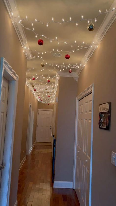 Beautiful Trendy Christmas decor ideas for this Christmas season Diy Christmas Light Decorations, Diy Christmas Lights, Front Porch Christmas Decor Ideas, Porch Christmas Decor Ideas, Porch Christmas Decor, Christmas Decor Inspiration, Front Porch Christmas, Christmas Decor Ideas Diy, Christmas Themes Decorations