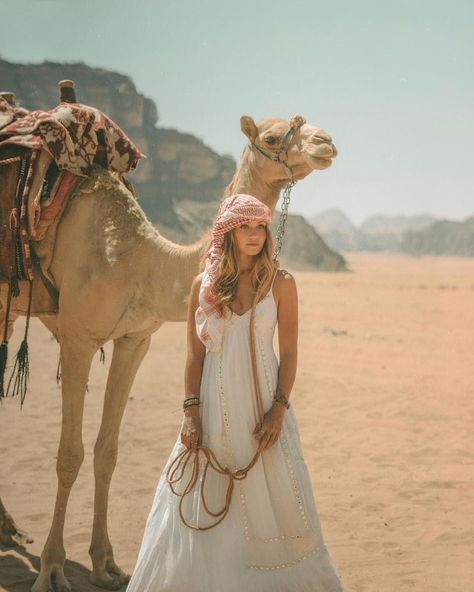 Dessert Safari Outfit, Desert Safari Outfit Dubai Women, Camel Ride Outfit, Desert Outfit Ideas Dubai, Desert Safari Outfit, Desert Photoshoot Outfit, Desert Outfit Ideas, Dubai Picture Ideas, Arab Desert