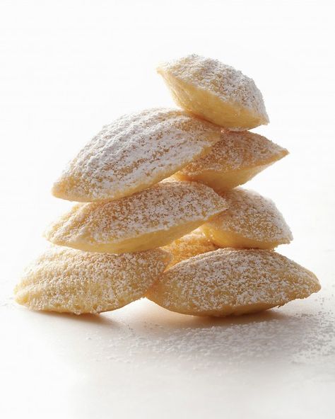 Vanilla Madeleines - Martha Stewart Recipes...TRIED & TRUE! Madeleine Recipe, Martha Stewart Recipes, French Tea, Dessert Aux Fruits, Tea Cakes, Martha Stewart, Just Desserts, Sugar Cookies, Cookies Et Biscuits