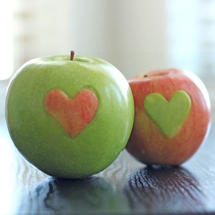 Puzzle Apples - has link to instructions Fruit Heart Shape, Heart Shaped Apple Pie, Heart Shaped Fruit Aesthetic, Apple Valentines Card, Kosblik Idees, Apple Sculpture Food Art, Apple Carving, Super Nanny, Apple Heart