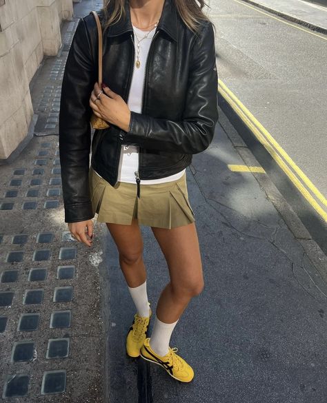 Prague Outfits, Onitsuka Tiger Women Outfit, Onitsuka Tiger Outfit, Yellow Trainers, Trainers Outfit, Nyc Fits, Instagram Cool, Instagram London, Bella Hadid Outfits