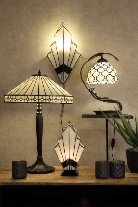 Art Deco Lampe, Modern Tiffany Lamp, Tiffany Lamps Living Room Decor, Tiffany Light, Art Glass Lighting, Art Deco Lights, Tiffany Chandelier, Stained Glass Lighting, Art Deco Light