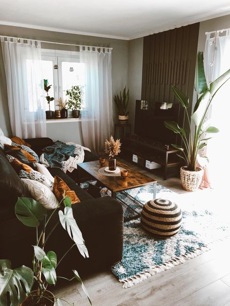 Moody Boho Living Room White Walls, Moody Apartment Living Room, Moody Small Living Room, Boho Goth Living Room, Bedroom Ideas Accent Wall, Moody Boho Decor, Black Leather Sofa Living Room Decor, Black And Rust Bedroom, Moody Boho Living Room