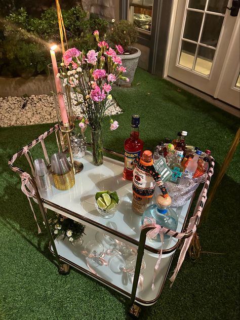 Decorated bar cart for 21st birthday dinner wirh pink ribbons and balloons Sophisticated 21st Birthday Party, 21st Birthday Bar Cart, Mini Bar For Party, 21st Birthday Ideas College, Chill 21st Birthday Ideas, 21st Birthday Ideas Decorations Outdoor, Fun 21st Birthday Ideas, 21st House Party, Party Bar Set Up