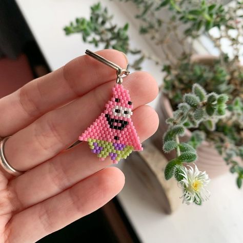 Hannah🇬🇧 (@beadingbyhannah) • Fotos y vídeos de Instagram Beaded Spongebob, Brick Stitch Graph Paper, Brick Stitch Tutorial, Miyuki Beads Pattern, Seed Bead Crafts, Beaded Earrings Tutorials, Beaded Earrings Diy, Patrick Star, Handmade Jewelry Tutorials