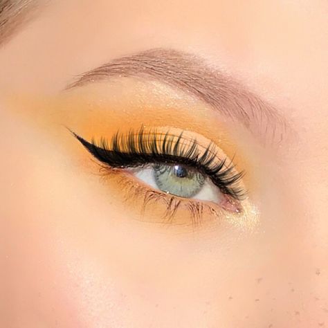 Cute Yellow Eyeshadow Looks, Hufflepuff Makeup Eyes, Hufflepuff Aesthetic Makeup, Hufflepuff Eye Makeup, Hufflepuff Inspired Makeup, Yellow Inspired Makeup, Yellow Make Up Looks, Harry Potter Makeup Looks Hufflepuff, Harry Potter Inspired Makeup