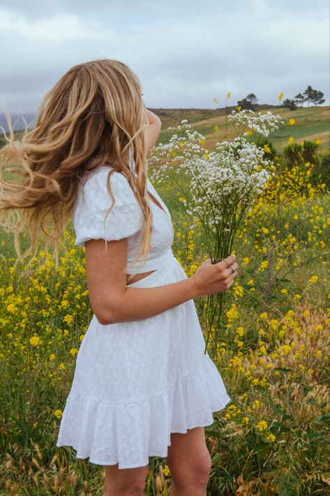 Cute Pictures With Flowers, Picture In Flower Field, Instagram Field Pictures, Pictures To Take With Flowers, Picture Poses Flower Field, Poses For Flower Fields, Senior Picture Ideas Holding Flowers, White Senior Dress, Senior Picture Poses With Flowers