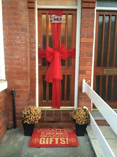 Front Door Christmas Bows, Door Christmas Decorations, Diy Front Door, Door For Christmas, Diy Christmas Door Decorations, Christmas Present Wrap, Christmas Wreath Craft, Christmas To Do List, Front Door Christmas