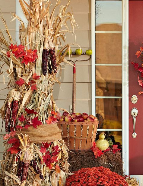 Cornstalk Decor, Fancy Fence, Fall Porches, Thanksgiving Decorations Outdoor, Fall Creations, Autumn Cottage, Halloween Pics, Corn Stalks, Red Autumn