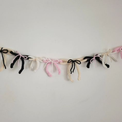 ✨️🎀 Ribbon garland 🎀✨️ I just needed a little garland to bring happiness to my day and redecorate my room!! 🩷🖤🤍🫶 Inspo found on Pinterest (idk who the original creator is 🙏) #CrochetGarland #RibbonDecor #BlackAndWhite #PinkRibbon #HandmadeDecor #CrochetArt #easycrochetprojects #ribbon #coquetteaesthetic #HomeDecor #Handmadewithlove #CrochetLove #DIYCrafts #CrochetAddict #CrochetLife #CrochetInspiration #CrochetDesign #CrochetProjects #CrochetGifts #CrochetFun #CrochetCreation #thisiscute ... Knit Bow Garland, Bow Garland Crochet, Cute Crochet Garland, Crochet Bow Garland, Knit Garland, Crochet Banner, Crochet Party, Garland Crochet, Crochet Ribbon