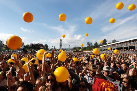 How to BottleRock Like a Pro: Tips and Tricks from a Napa Local | Sonoma Magazine Bottlerock Napa Fashion Festival Style, Bottle Rock Napa Outfit, Bottlerock Outfits, Bottlerock Napa Fashion, Napa Outfit, Pack Like A Pro, Usa Roadtrip, Cell Phone Service, Tap Room