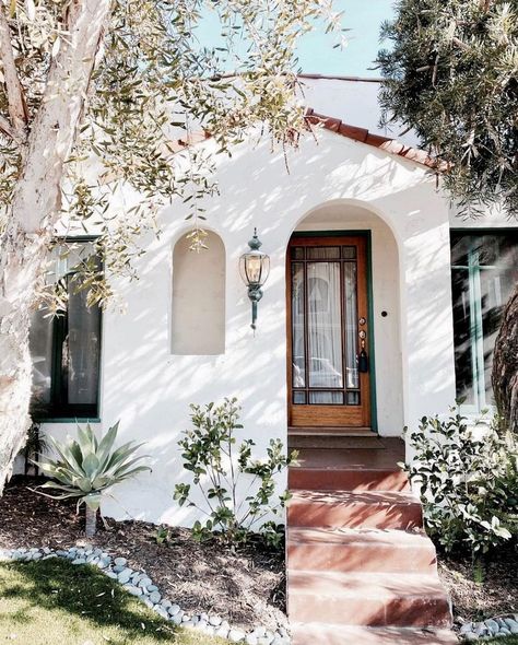 white home with wood door, stucco Landscape Front Yard, Small Trellis, Curb Appeal Landscape, Front Porch Lighting, Mulch Landscaping, Relaxing Backyard, Backyard Seating Area, Sunday Friends, Vertical Garden Wall