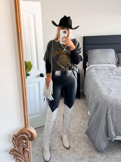 Outfit Vaquero, Nashville Outfit, Cowgirl Boots Outfit, Cowgirl Style Outfits, Boots And Leggings, Nye Outfits, Nashville Outfits, Rodeo Outfits, Shiny Leggings