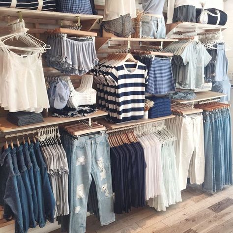 Visual Merchandising Fashion, Brandy Melville Outfits, Clothing Store Displays, Clothing Store Interior, Retail Interior Design, Store Design Boutique, Boutique Display, Aria Montgomery, Boutique Decor