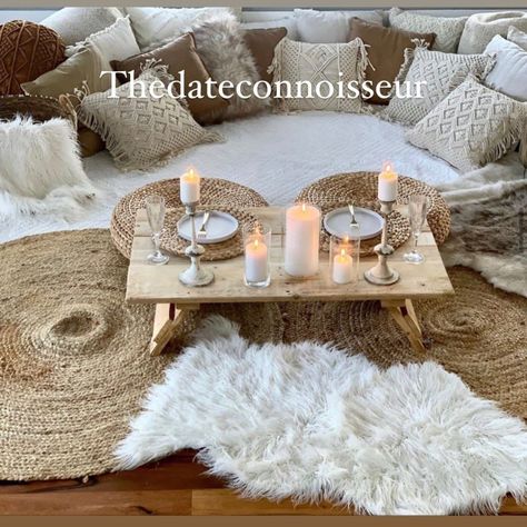 Indoor Romantic Picnic, Floor Picnic, Romantic Home Dates, Indoor Picnic, Romantic Picnic, Picnic Inspiration, Picnic Decorations, Romantic Picnics, Date Night Ideas