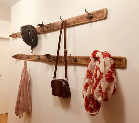 Vintage Skis On Wall, Old Skis Ideas, Ikea Small Apartment, Vintage Ski Decor, Ski Coat Rack, Coat Rack Diy, Modern Ski Lodge, Ski House Decor, Chalet Interior Design