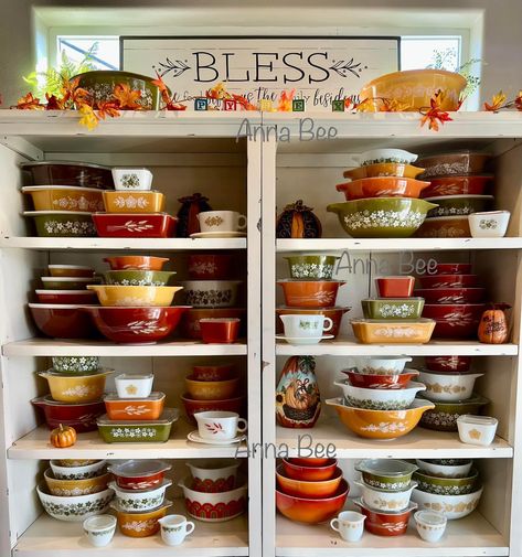 Pyrex Collection Display, Pyrex Display, Vintage Pyrex Patterns, Vintage Pyrex Dishes, Pyrex Dishes, Autumn Kitchen, Antique Things, Retro Dishes, Pyrex Patterns