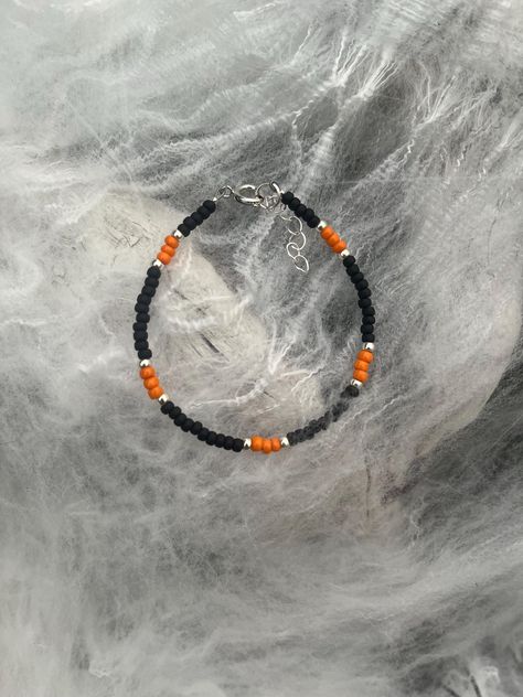 Halloween Seed Bead Bracelet, Halloween Beaded Bracelet, Seed Bead Halloween, Halloween Beaded Jewelry, Seed Bead Bracelets Tutorials, Seed Bead Bracelet Patterns, Stretchy Rings, Halloween Ring, Holiday Bracelets