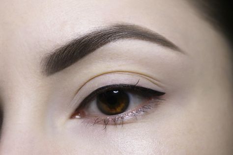 close-up shot of a womans eye with hooded eyelids and smudged makeup look Small Eyelids, Alternative Eyeliner, Eyeliner For Small Eyes, Different Eyeliner, Creative Eyeliner, Different Eyeliner Styles, Double Eyeliner, Makeup Practice, Hooded Eyelids