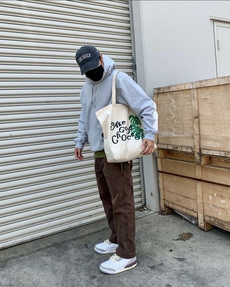 Men Tote Bag Outfit, Men With Tote Bags, Men’s Tote Bag Outfit, Men Tote Bag, Tote Bag Men, Men’s Tote Bag, Men Tote Bag Fashion Street Styles, Men’s Baggy Jeans Outfit, Urban Tote Bag For Streetwear