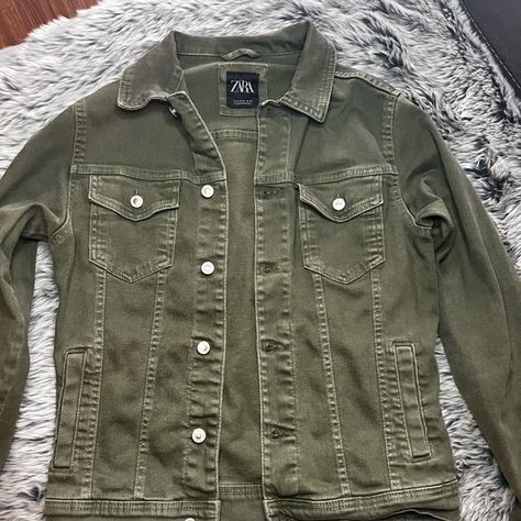 Zara Men’s Denim Jacket Size: Medium Color: Olive Green Jeans Jacket For Men, Olive Green Denim Jacket, Green Jean Jacket, Army Green Jeans, Outfit For Boys, Green Denim Jacket, Zara Men, Light Olive Green, Denim Jacket Outfit