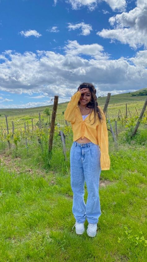 happy girl standing in aesthetic french vineyard field posing Cute Insta Poses By Yourself Outside, Fun Photo Ideas Instagram, Picture Poses Nature, Best Face Poses For Pictures, Walking Instagram Pictures, Artsy Poses For Instagram, Outside Picture Ideas Instagram, Single Pose Ideas Aesthetic, Picture Day Fits Aesthetic