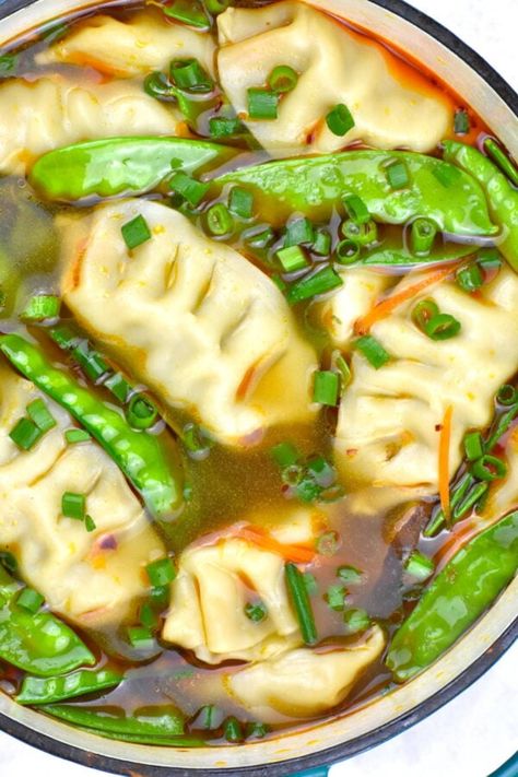 This easy Dumpling Soup is a light and tasty dish you can whip up in about 20 minutes. Great weeknight dinner option! Chinese Dumpling Soup, Broth Fondue Recipes, Asian Soup Recipes, Easy Dumplings, Dumpling Soup, Dumplings For Soup, Asian Soup, Soup And Sandwich, Easy Soups