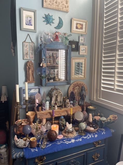 Witchy Cluttercore, Altar In Bedroom, Travel Alter Ideas, Alter Set Up Ideas, Alter Space Ideas, Cosmic Witch Altar, Witch Alter Inspiration, Alters Spiritual Ideas, Pet Altar