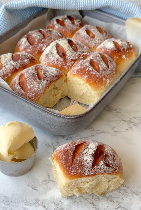 FRALLOR SOM INTE BEHÖVER KNÅDAS. Mycket lättbakade bröd som är ljuvligt goda och de blir fantastiskt saftiga och fluffiga utan att degen knådas. Ett Swedish Bread, Cocktail Desserts, Baking Sweets, Daily Bread, Sweets Desserts, No Bake Desserts, Baking Recipes, Dessert Recipes, Food And Drink