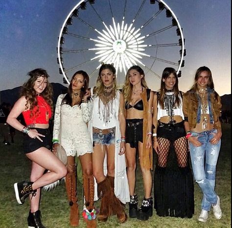 Festival Outfits Ideas, Coachella Aesthetic, Dresses For Festivals, Coachella Outfit Ideas, Coachella Birthday, Outfits Coachella, Coachella 2012, Cochella Outfits, Feather Accessories