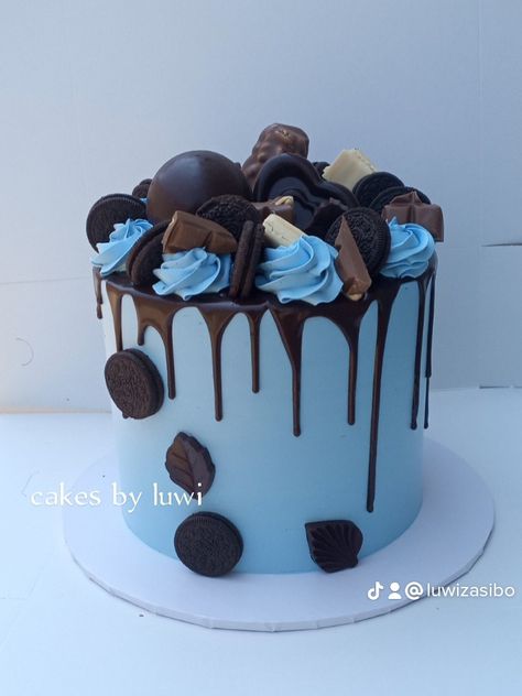 Blue And Chocolate Cake, Blue Cake Ideas Birthday Men, Blue Cake Ideas Birthday Simple, Birthday Cake Ideas Aesthetic Blue, Blue Cake With Chocolate Drip, Blue Oreo Cake, Chocolate Drip Cake Birthday Men, Blue Drip Cake For Men, Drip Cake Hombre