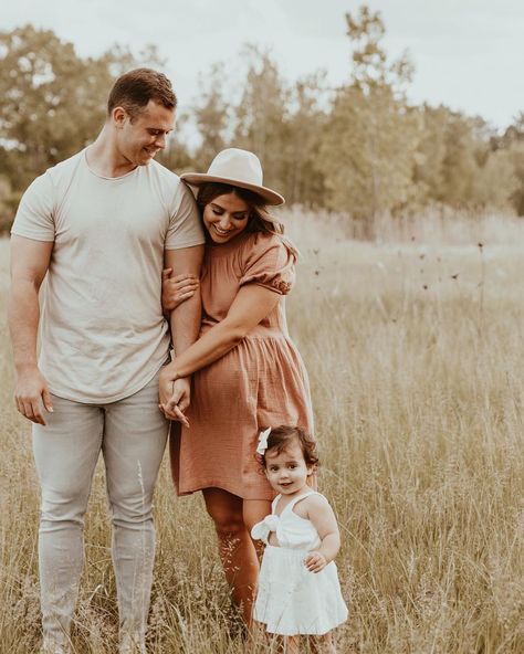 Milena Ciciotti, Social Media Fast, Maternity Photography Fall, Podcast Recommendations, Outdoor Family Photoshoot, Family Maternity Pictures, Fall Maternity Photos, Maternity Photography Poses Couple, Maternity Photography Outdoors