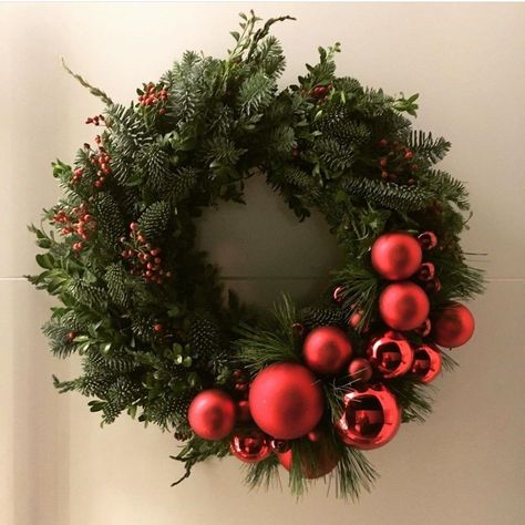 Trending Christmas, Pretty Christmas Decorations, Christmas Decoration Ideas, Christmas Interiors, Christmas Themes Decorations, Merry Christmas Decoration, Noel Christmas, Christmas Tree Themes, Christmas Mood