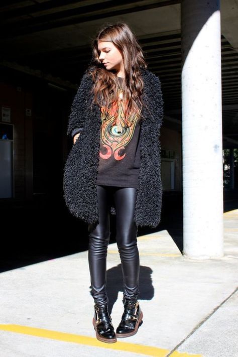 Black Fur Cardigan Outfit, Grunge Boots Outfit, Rock Chick Style Over 40, Comfy Grunge Outfits, Peacoat Outfit, Look Boho Chic, Chic Winter Outfits, Hello Lover, Fuzzy Cardigan