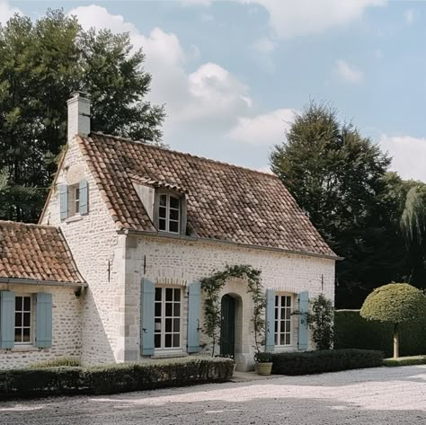 French Acadian Style Homes, Acadian Cottage, Comfy Cottage, Yellow Kitchen Cabinets, French Country Exterior, European Cottage, Paint Color Ideas, Cottage Shabby Chic, Cottage Exterior